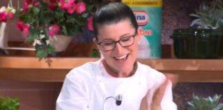 Cucinare realizzato o servire del cibo? Foto di È sempre Mezzogiorno