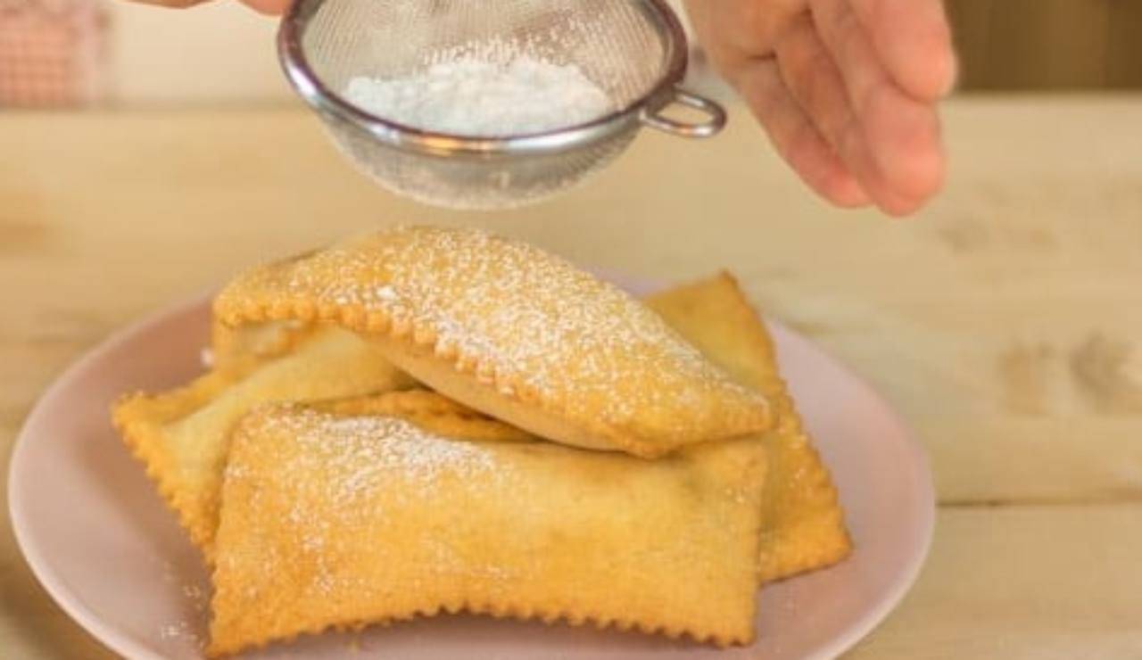 Frappe ripiene di Benedetta Rossi con ricotta e gocce di cioccolato
