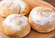 Girelle soffici perfette a colazione, accompagnate con una tazza di latte caldo