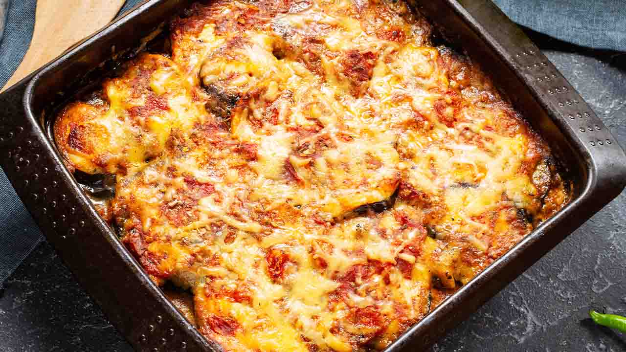 Parmigiana di melanzane con uova e caciocavallo