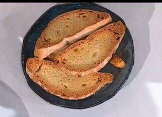 Pane abbrustolito strofinato con l'aglio. Foto di È sempre Mezzogiorno