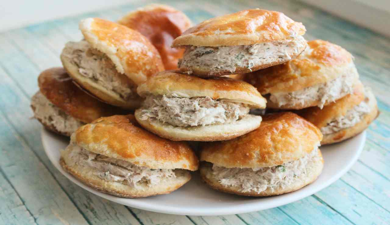 Panini di sfoglia con tonno e philadelphia