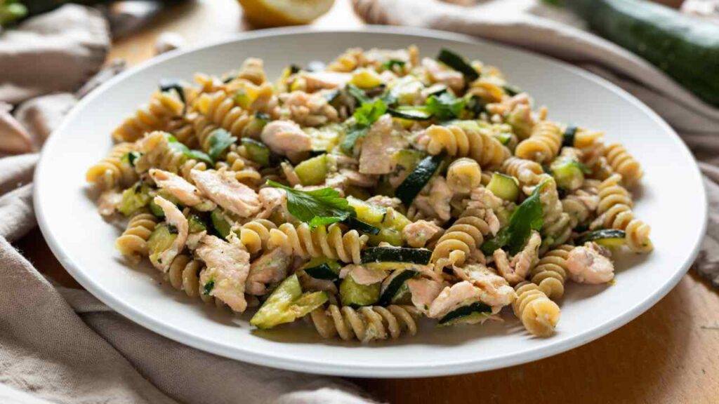 Pasta integrale con zucchine e un ingrediente speciale, scopriamo ...