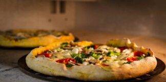 Mangiare la pizza