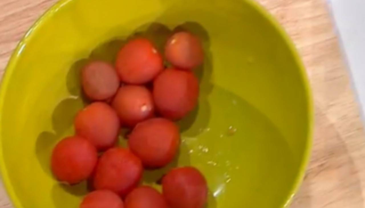 Pomodorini rossi scottati. Foto di È sempre Mezzogiorno