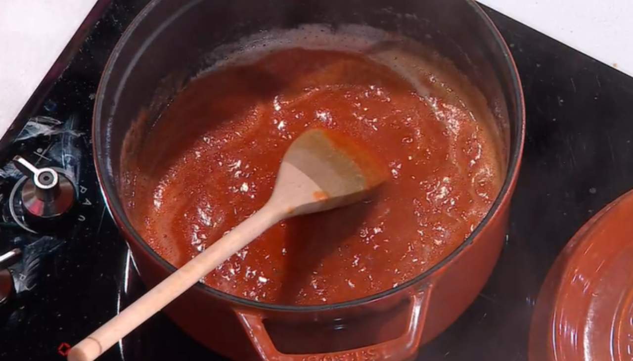 Salsa burro e pomodoro. Foto di È sempre Mezzogiorno