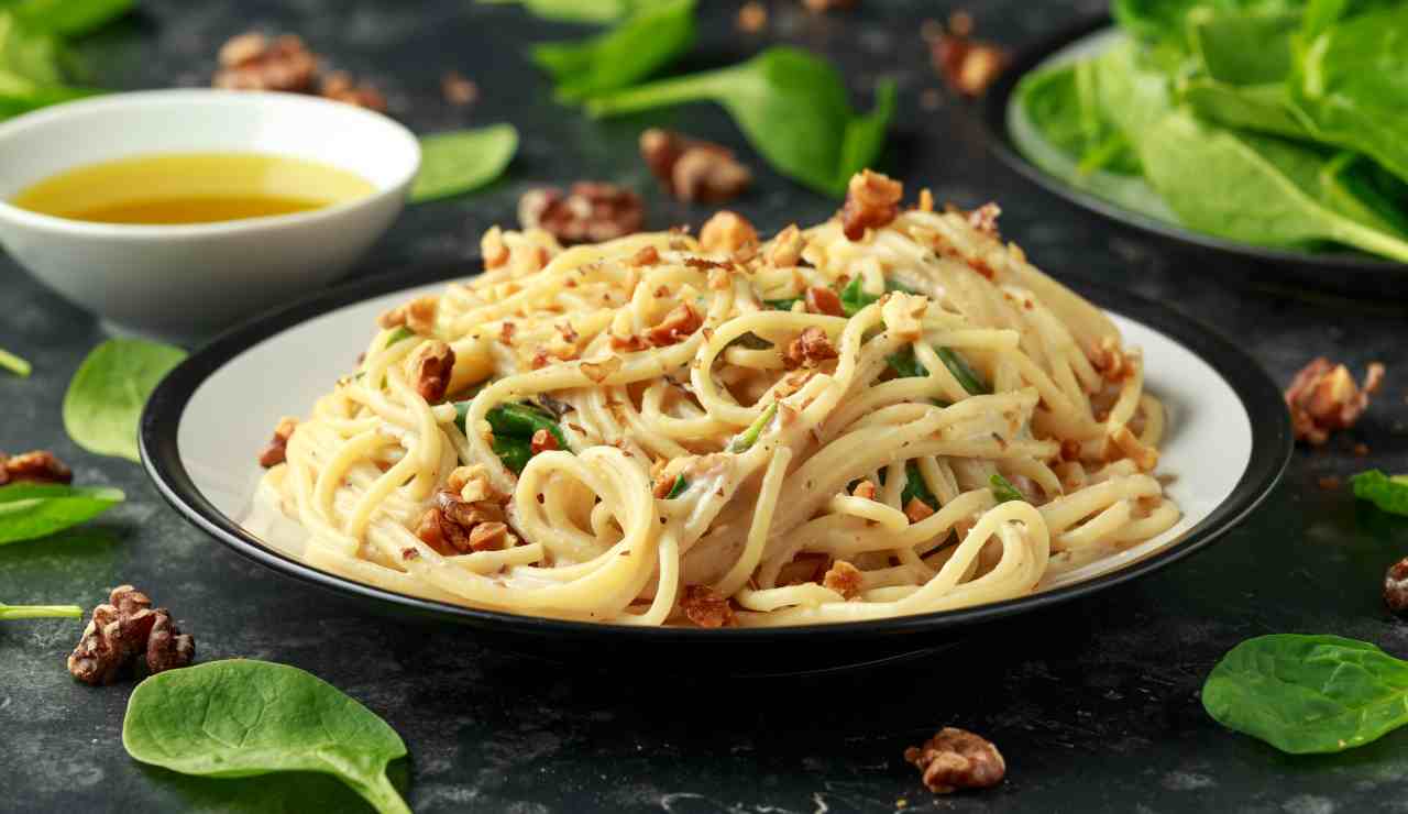 Spaghetti alle noci fritte con spinaci freschi e ricotta 2022/02/04 ricettasprint