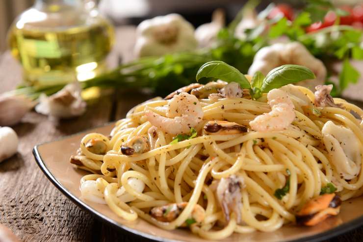 Spaghetti con calamari, gamberi, cozze e vongole