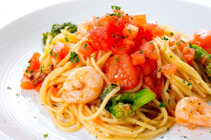 Spaghetti con gamberi, pomodori e broccoli