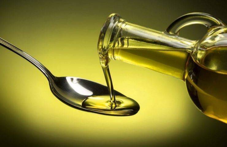 Versare l'olio d'oliva 