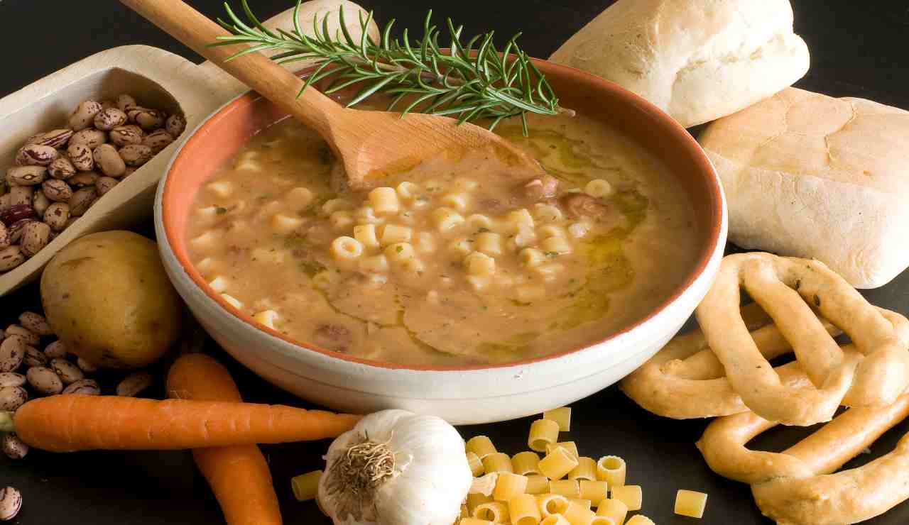 Zuppa con tubetti, aromatizzata e cremosa di patate e fagioli 2022/02/05 ricettasprint