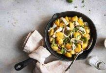 Patate e calamari insieme per un contorno molto delicato | Una cena davvero gustosa patate calamari puntarelle 2022 02 17 ricettasprint it