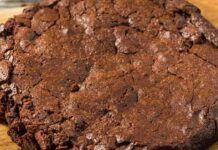 Torta senza cottura al cioccolato il segreto sta nei biscotti