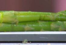 Asparagi cotti in pentola | Fate così, e saranno buoni e belli! Asparagi cotti in pentola. Foto di È sempre Mezzogiorno