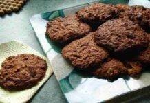 Biscotti pasticciati al cacao con fiocchi d'avena e riso soffiato