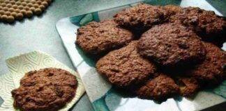 Biscotti pasticciati al cacao con fiocchi d'avena e riso soffiato