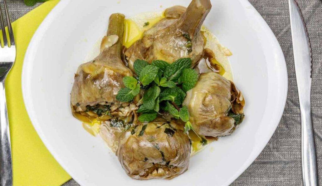 Carciofi alla romana, stufi di farli in casa? Ecco dove mangiare i più