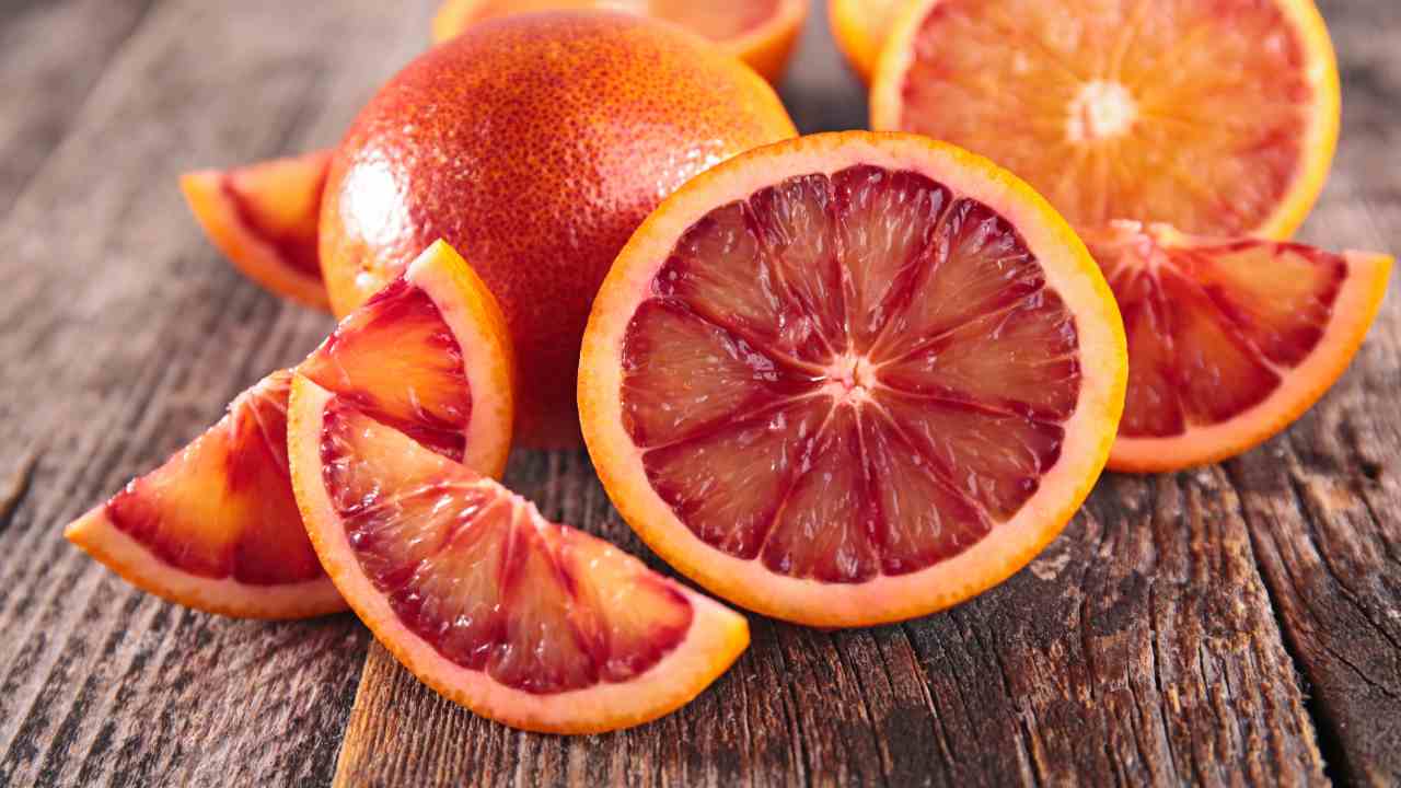Con le arance rosse potete preparare un dolcetto fragrante e soffice per tutta la famiglia