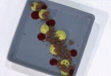 È sempre Mezzogiorno | Ricetta della pasticcera Giulia Dodi | Mousse al pistacchio e coulis di lamponi