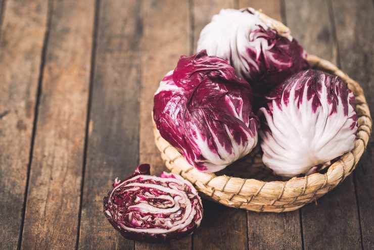 Involtini di pollo con radicchio da servire su un letto di porri e mandorle