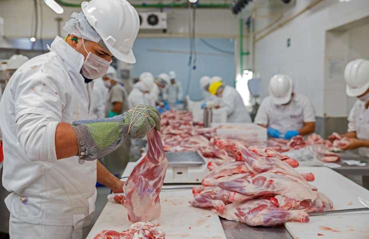 Lavorazione di carne rossa in un impianto