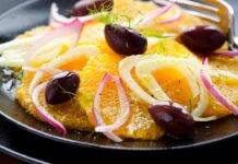 L’insalata di finocchi della tradizione siciliana con arance e olive nere Insalata di finocchi, cipolle arance e olive