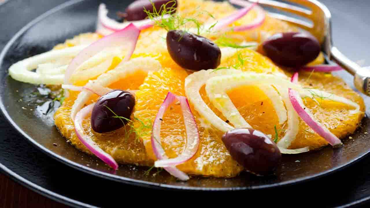 Insalata di finocchi, cipolle arance e olive