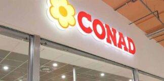 Logo Conad all'ingresso di un supermercato