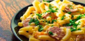 Maccheroni cremosi al cheddar con salsicce e purea di carote