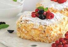 Millefoglie di pasta sfoglia con crema chantilly cioccolato bianco e frutti di bosco