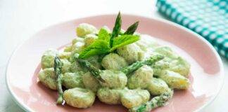 Oggi facciamo gli gnocchi, con un condimento strepitoso che sa di primavera