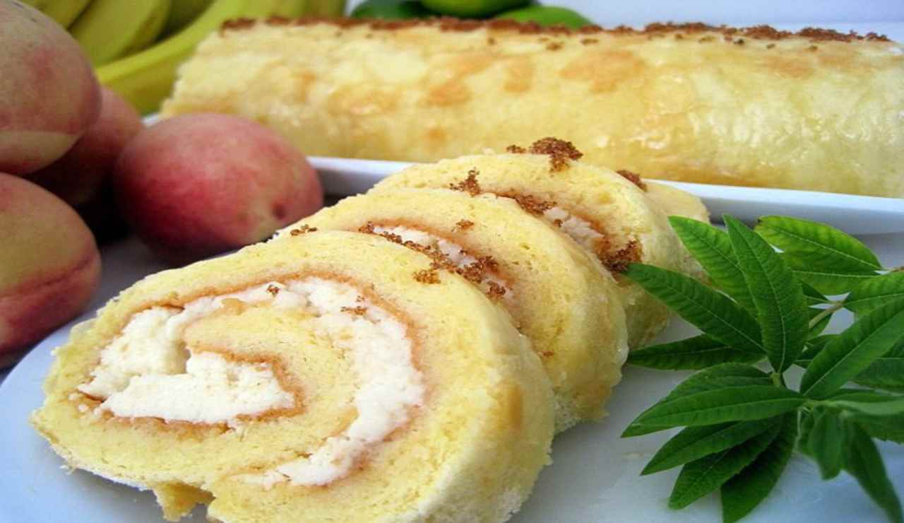 Pasta biscotto al limone con marmellata di pesche e crema chantilly