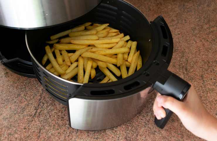 Patatine fritte da una macchina per friggere ad aria