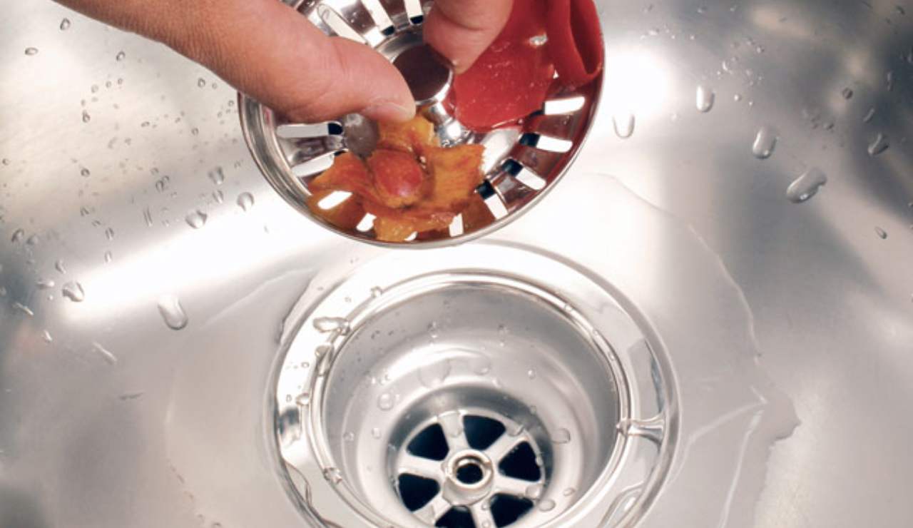 Pulire lo scarico del lavello della cucina  Il trucco per igienizzare i  tubi in 10 minuti 