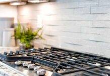 Se usi questo per pulire paraschizzi e fughe in cucina, non farlo più: quello che scoprirai ti farà cambiare idea