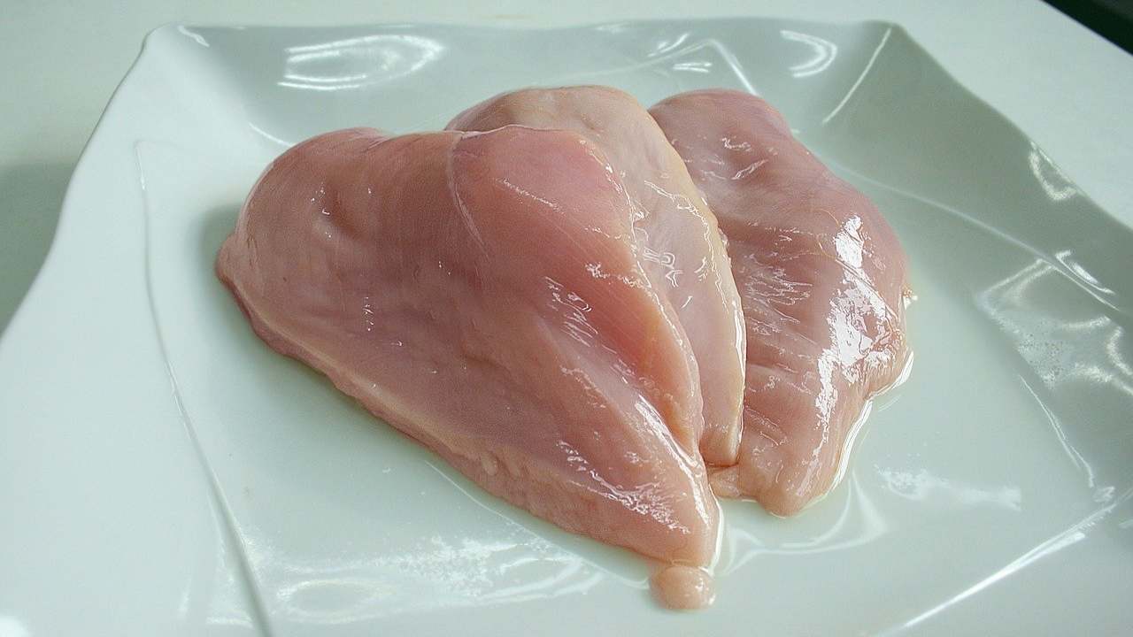 Secondo piatto delicato, vivace, ecco come cucina il petto di pollo Benedetta Rossi