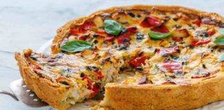 Solo tre ingredienti per una torta rustica dal ripieno ricco che conquisterà tutti