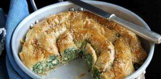Torta di salsicciotti di sfoglia con spinaci al gorgonzola e noci