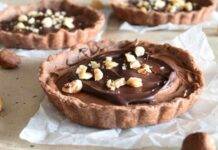 Tortine friabili di biscotti e nocciole con crema di ricotta nutella e nocciole