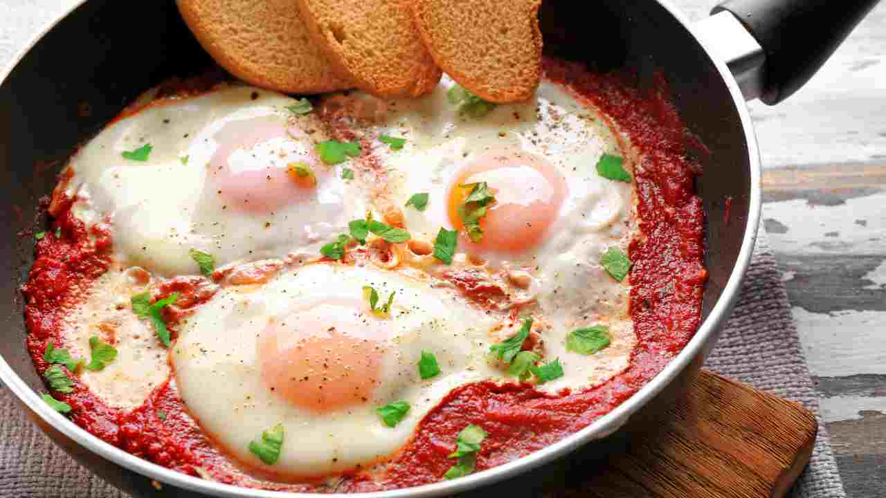 Zio Peppe ci stupisce ancora, ecco come prepara le uova per cena!