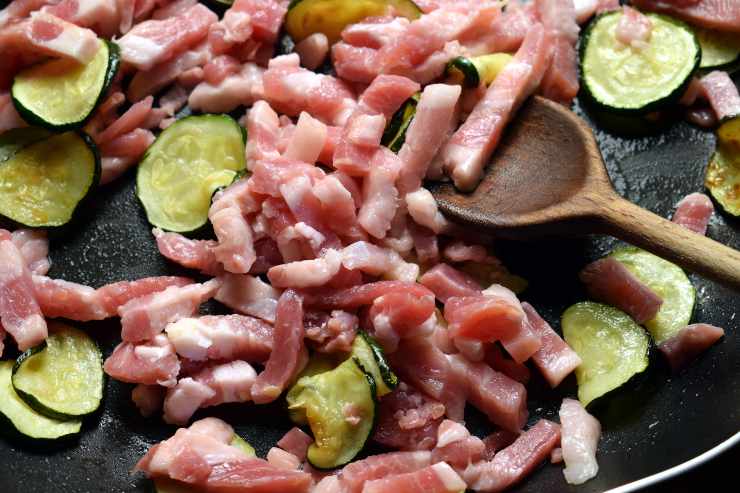 Zucchine e speck saltati in padella di Benedetta Rossi