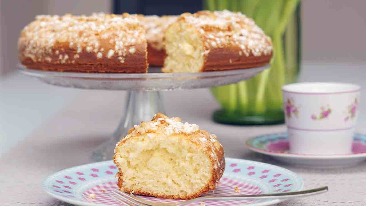 ciambellone con granella di zucchero