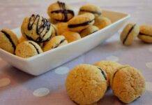 Baci di dama alle mandorle con cioccolato fondente, golosa ricetta friabile pronta in soli 20 minuti Baci di dama alle mandorle con cioccolato fondente