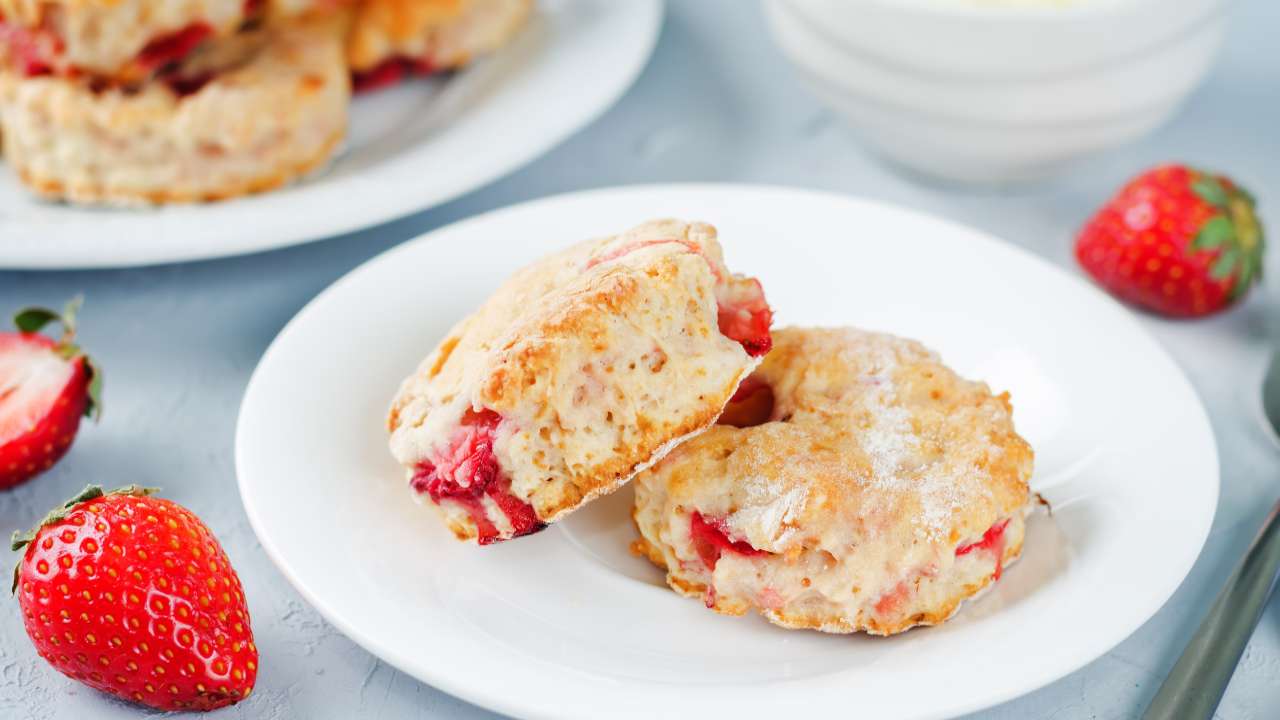 Biscotti alle fragole di Benedetta Rossi fruttati e ripieni di dolcezza, perfetti per la colazione