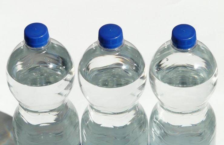 Bottiglie di acqua in plastica piene