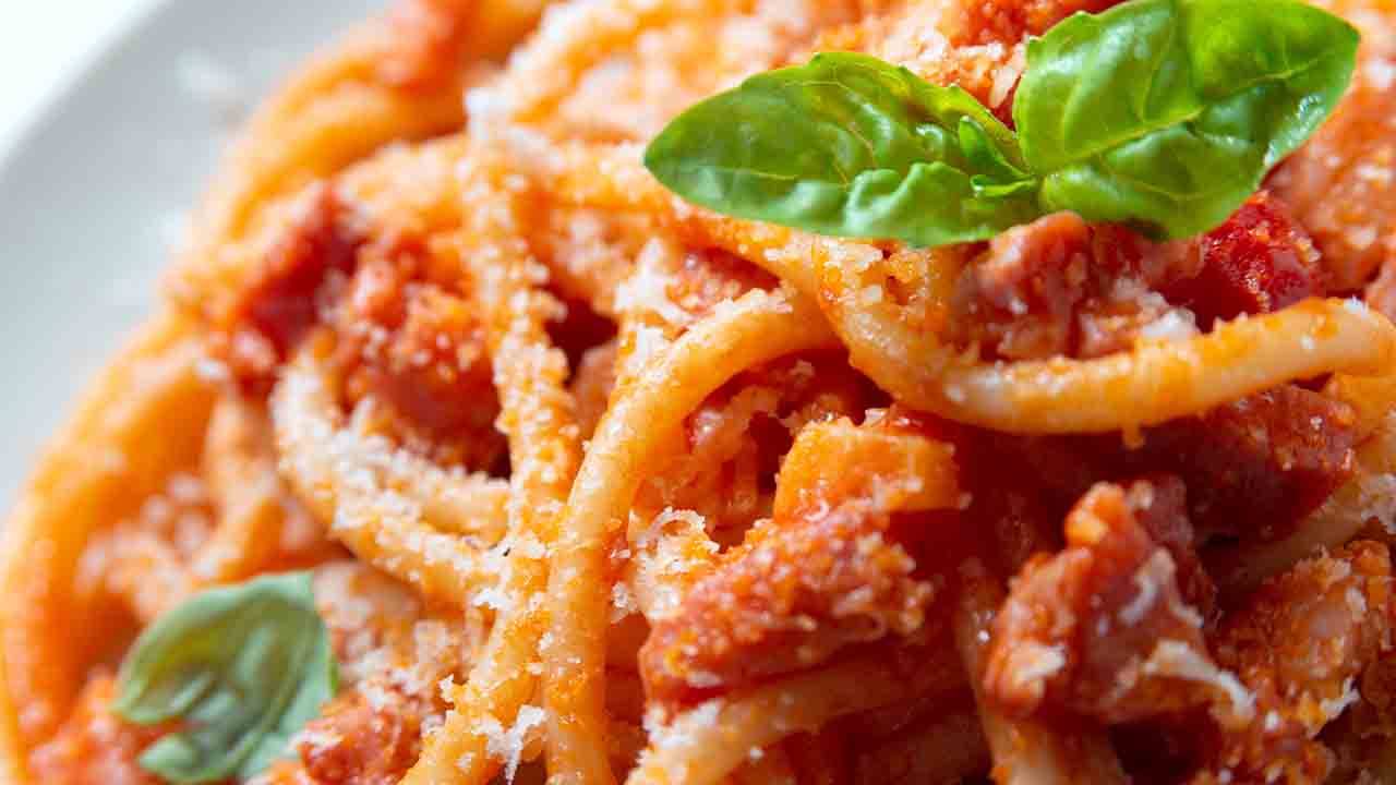 pasta con guanciale pomodoro e pecorino