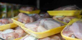Carne di pollo in vendita al supermercato