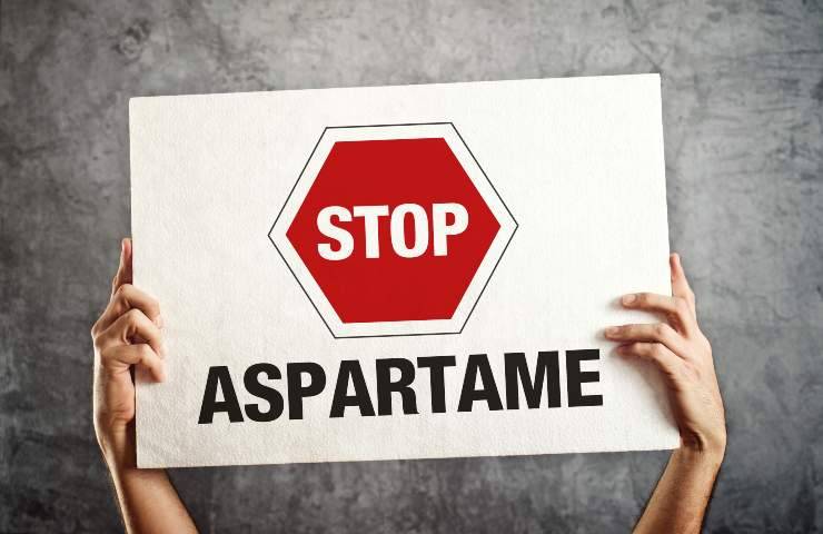 Cartello con la scritta Stop aspartame 