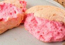 Cloud bread, ecco il pane nuovola con un ingrediente speciale che lo rende irresistibile Cloud bread al succo di lamponi