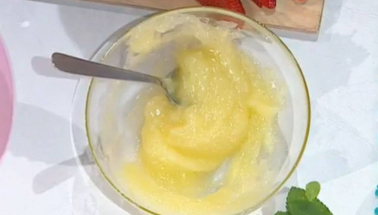 Crema pasticcera al limone senza uova | Rinfrescante e ricca di gusto | Ricetta della chef Antonella Ricci